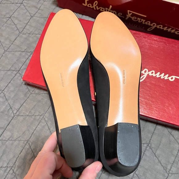 NIB Vintage Ferragamo Gold Buckle Heels - Picture 4 of 6